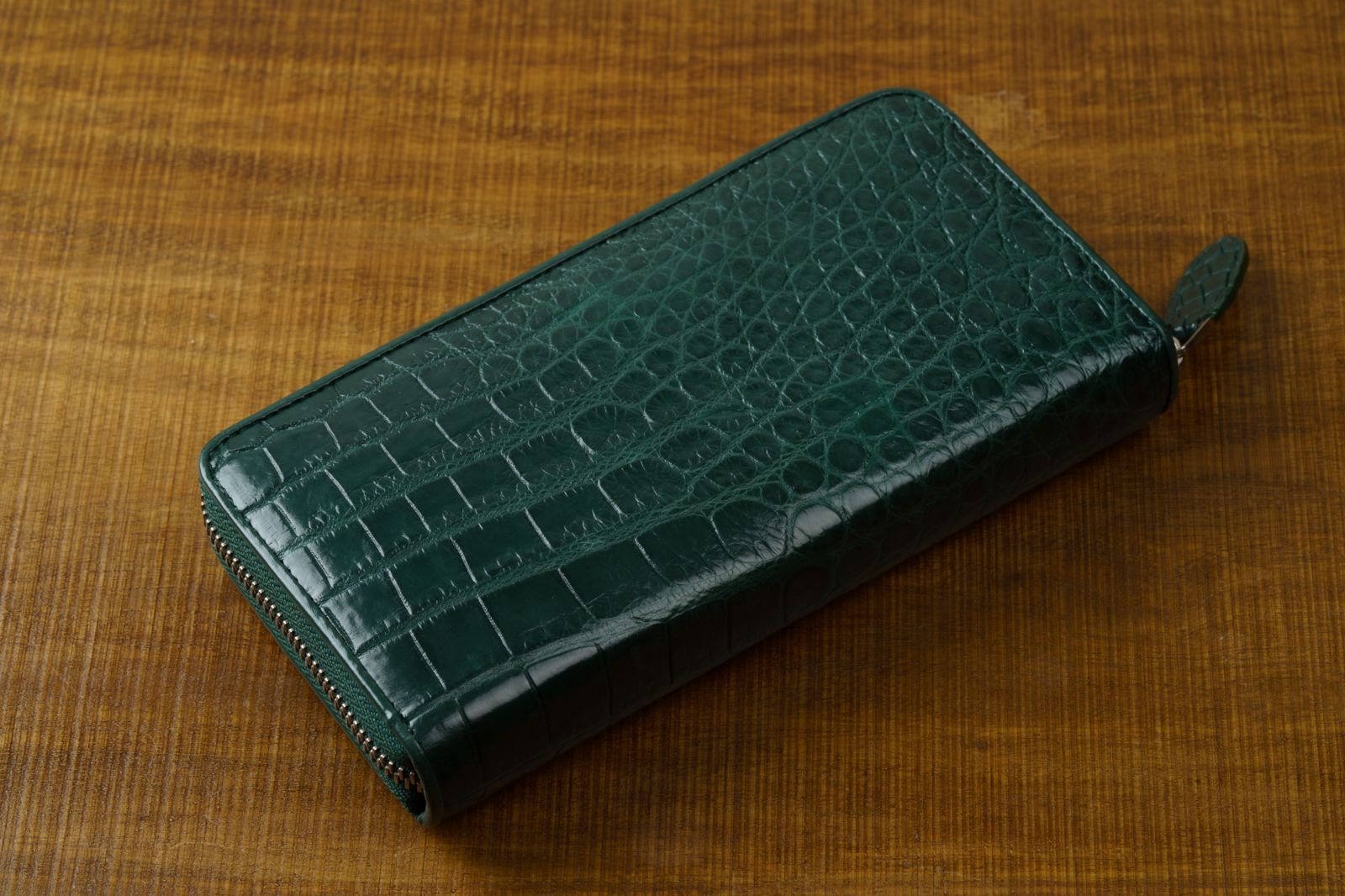 再生と循環を纏う翠緑 腹革クロコダイルで仕立てたラグジュアリー ラウンドファスナー長財布