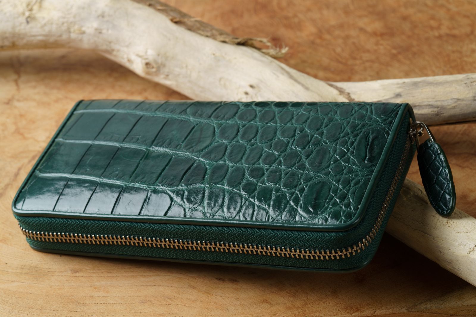 再生と循環を纏う翠緑 腹革クロコダイルで仕立てたラグジュアリー
