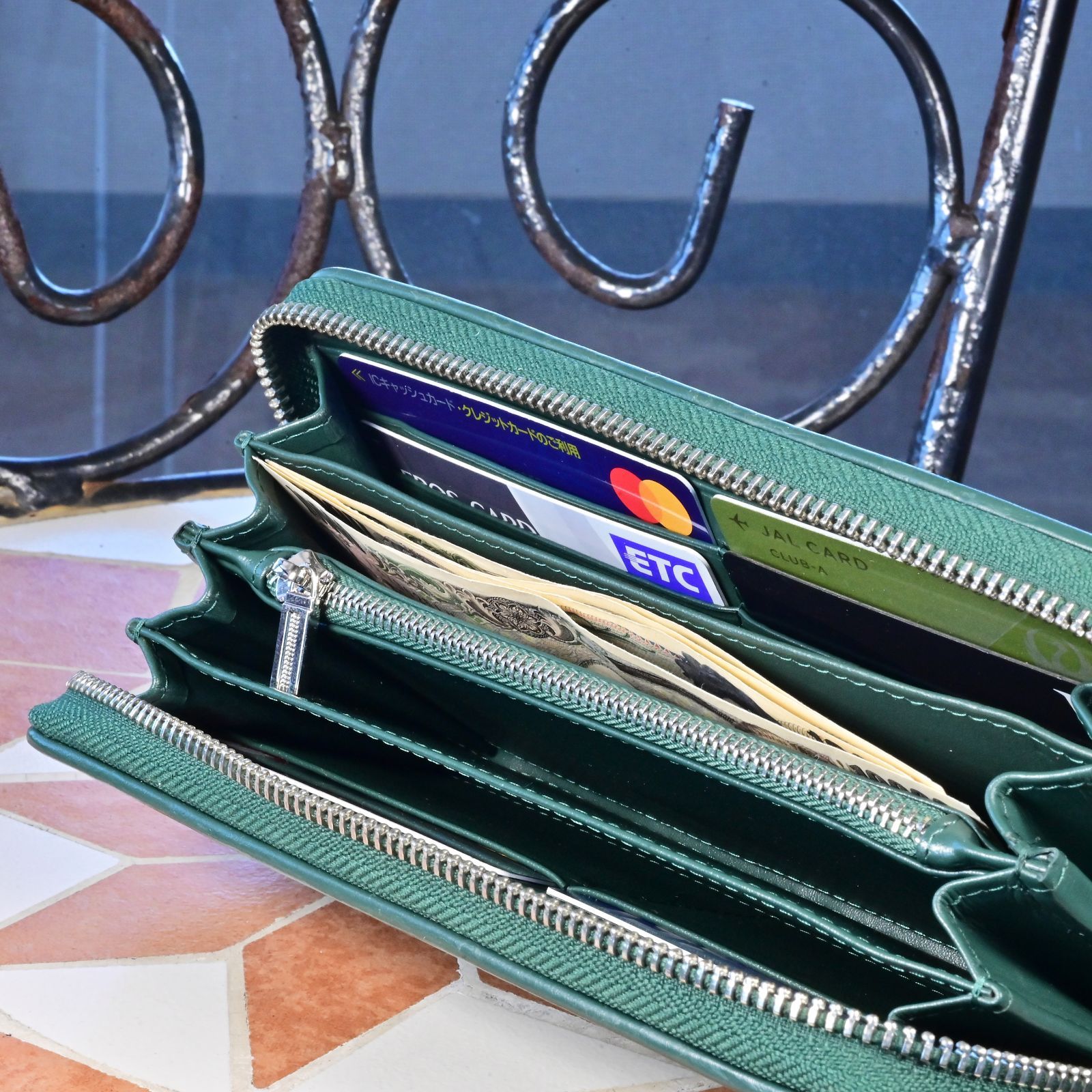 ラウンドファスナー長財布