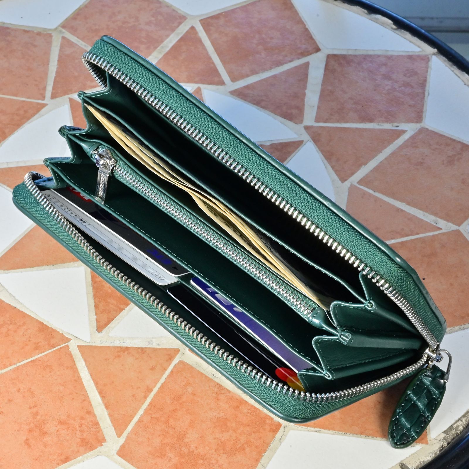 ラウンドファスナー長財布