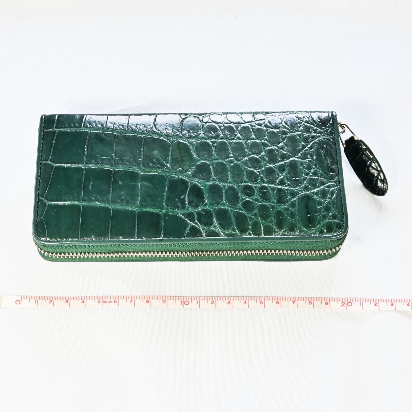  再生と循環を纏う翠緑 腹革クロコダイルで仕立てたラグジュアリー ラウンドファスナー長財布 長財布 財布 ケース 小物入れ