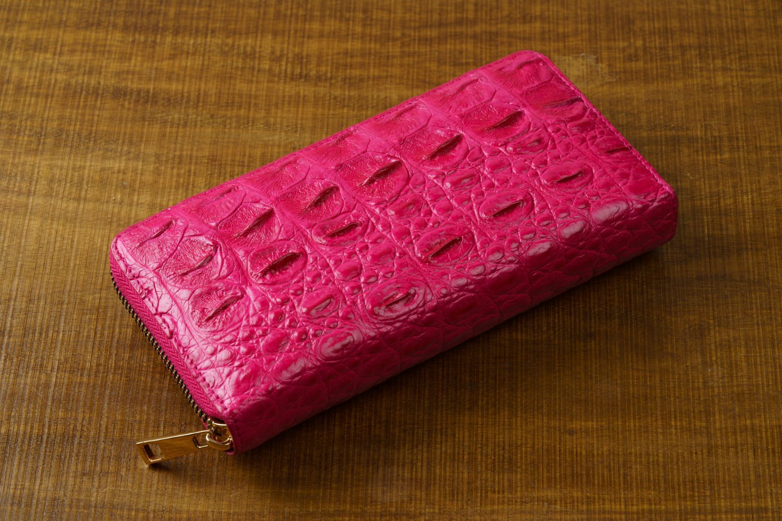 艶めく幸運を纏うフーシャピンク シャイニングクロコダイル一枚革ラウンド長財布
