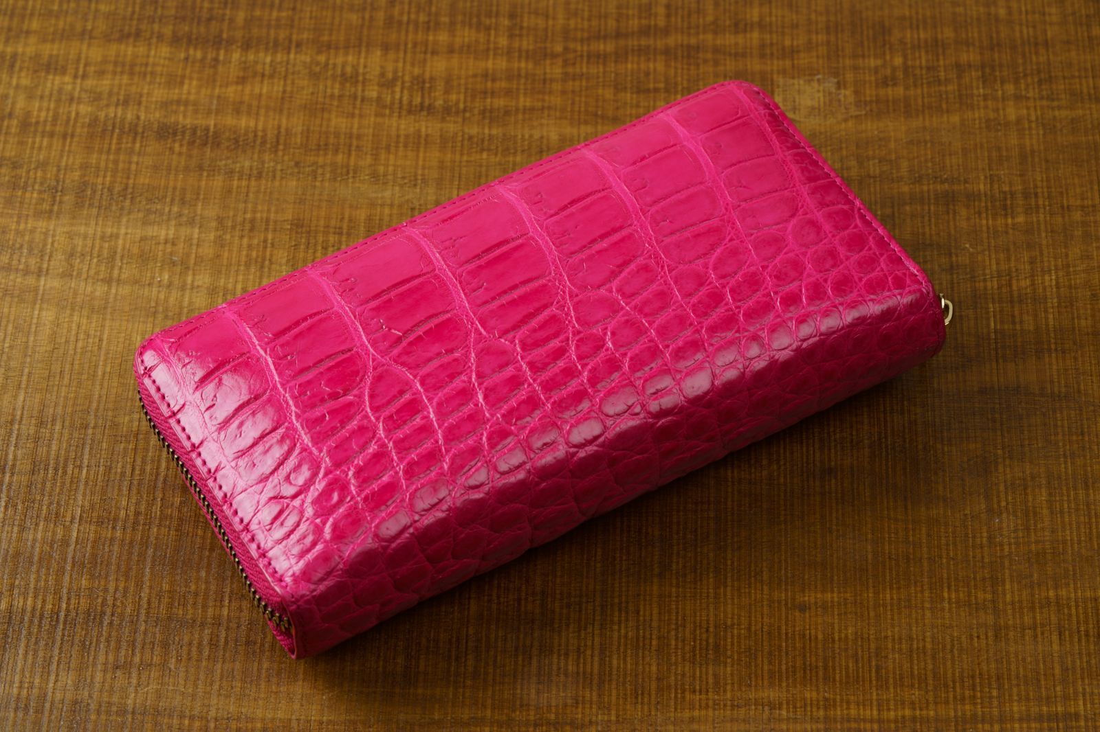艶めく幸運を纏うフーシャピンク｜シャイニングクロコダイル一枚革ラウンド長財布