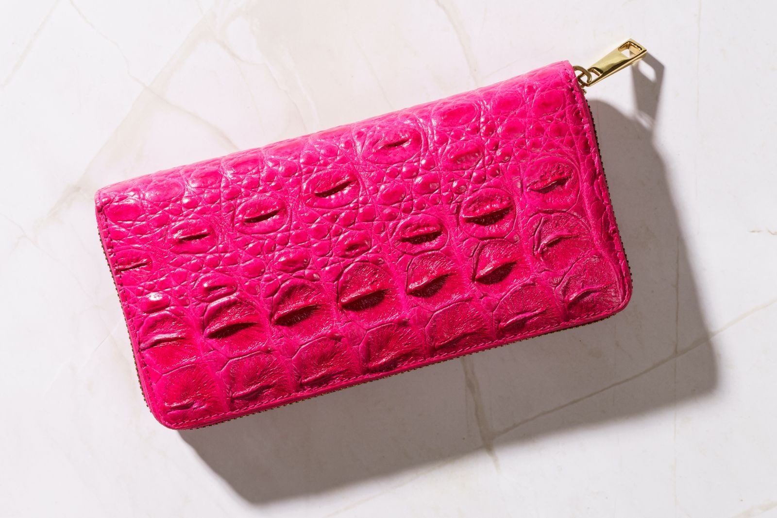 艶めく幸運を纏うフーシャピンク｜シャイニングクロコダイル一枚革ラウンド長財布