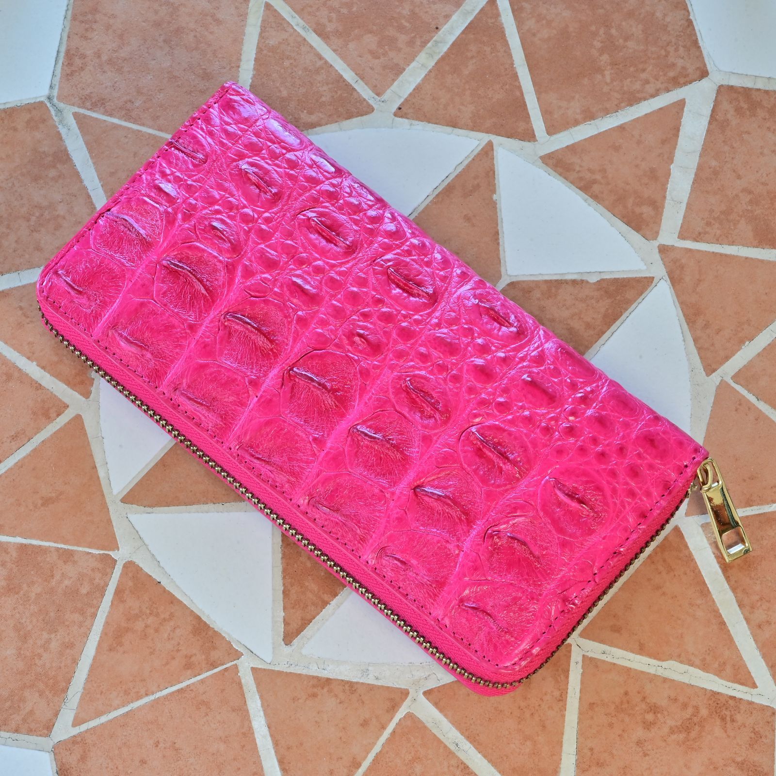 艶めく幸運を纏うフーシャピンク｜シャイニングクロコダイル一枚革ラウンド長財布