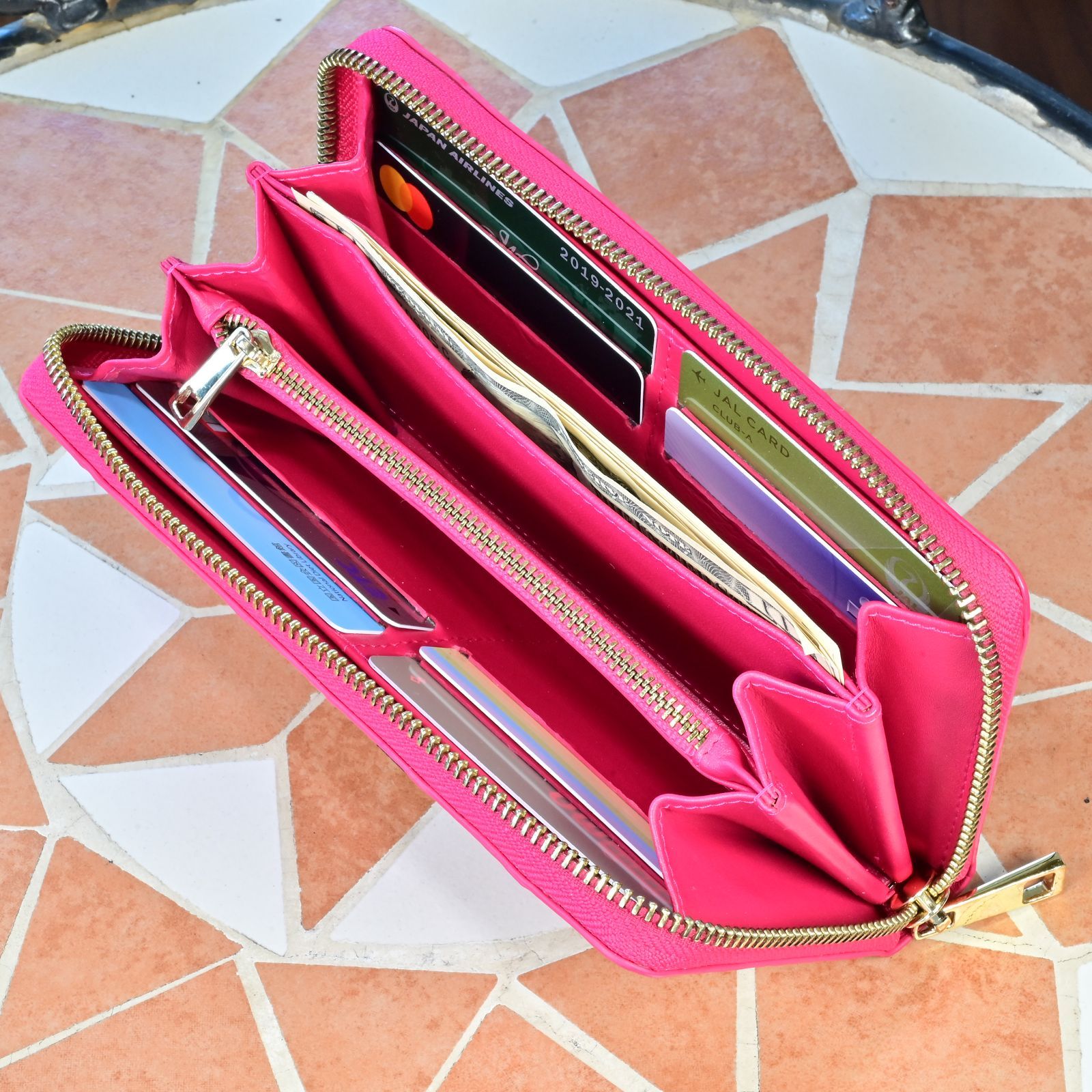 艶めく幸運を纏うフーシャピンク｜シャイニングクロコダイル一枚革ラウンド長財布