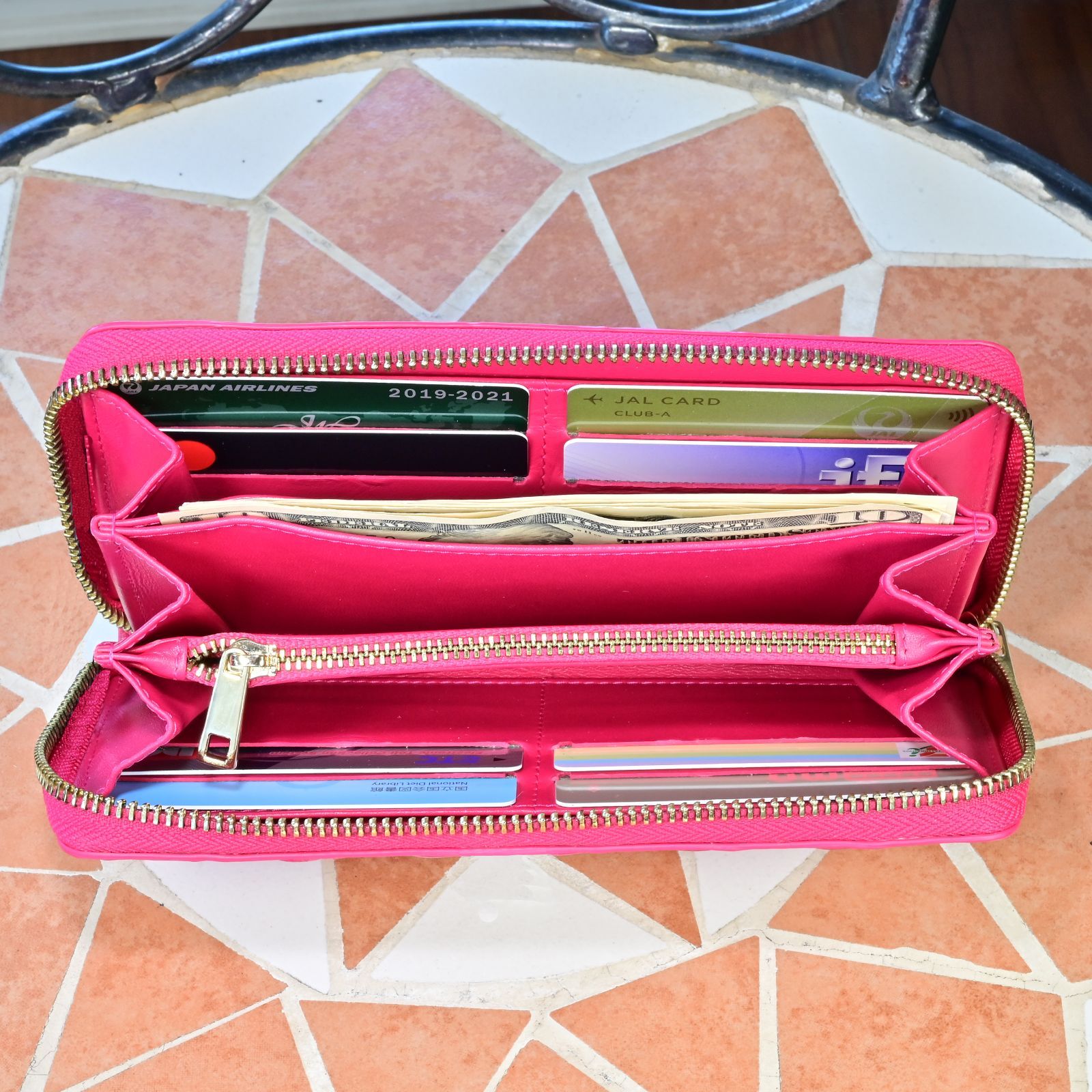 艶めく幸運を纏うフーシャピンク｜シャイニングクロコダイル一枚革ラウンド長財布