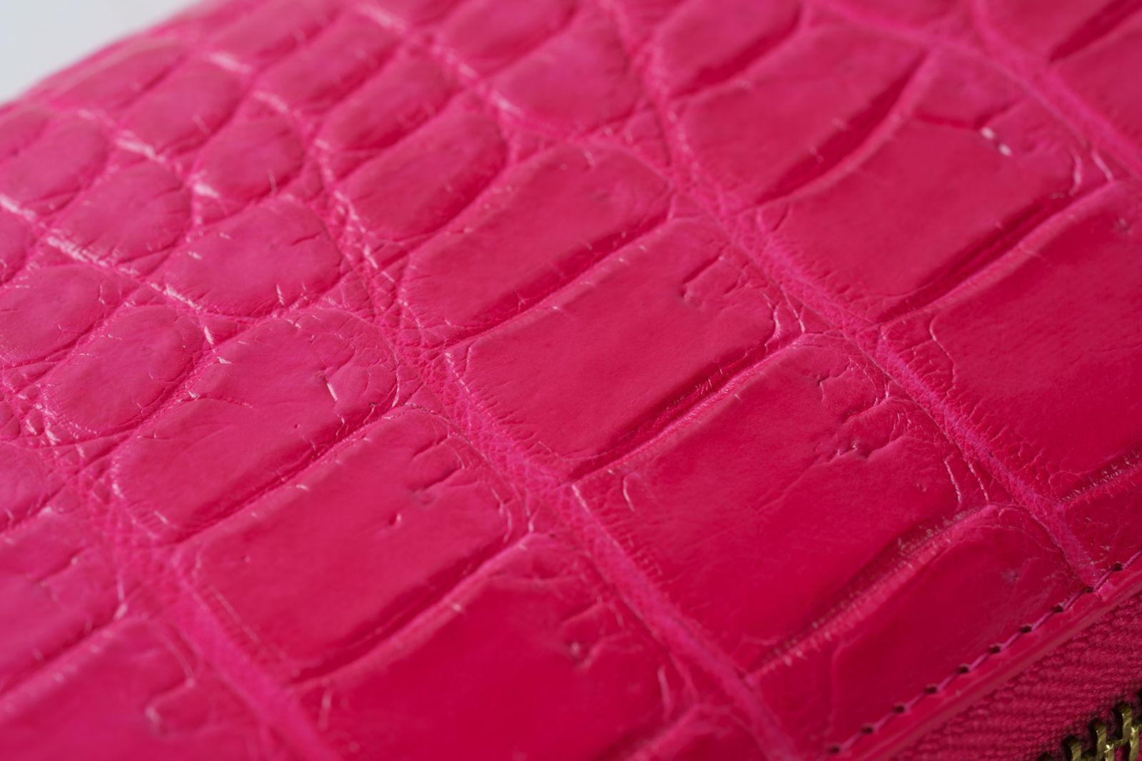 艶めく幸運を纏うフーシャピンク｜シャイニングクロコダイル一枚革ラウンド長財布
