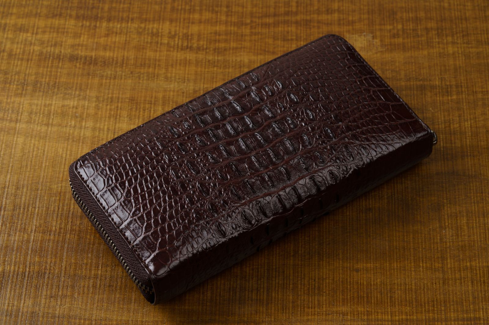 富と品格を手元に宿す｜クラウン背革ブラウン シャイニングクロコダイル長財布