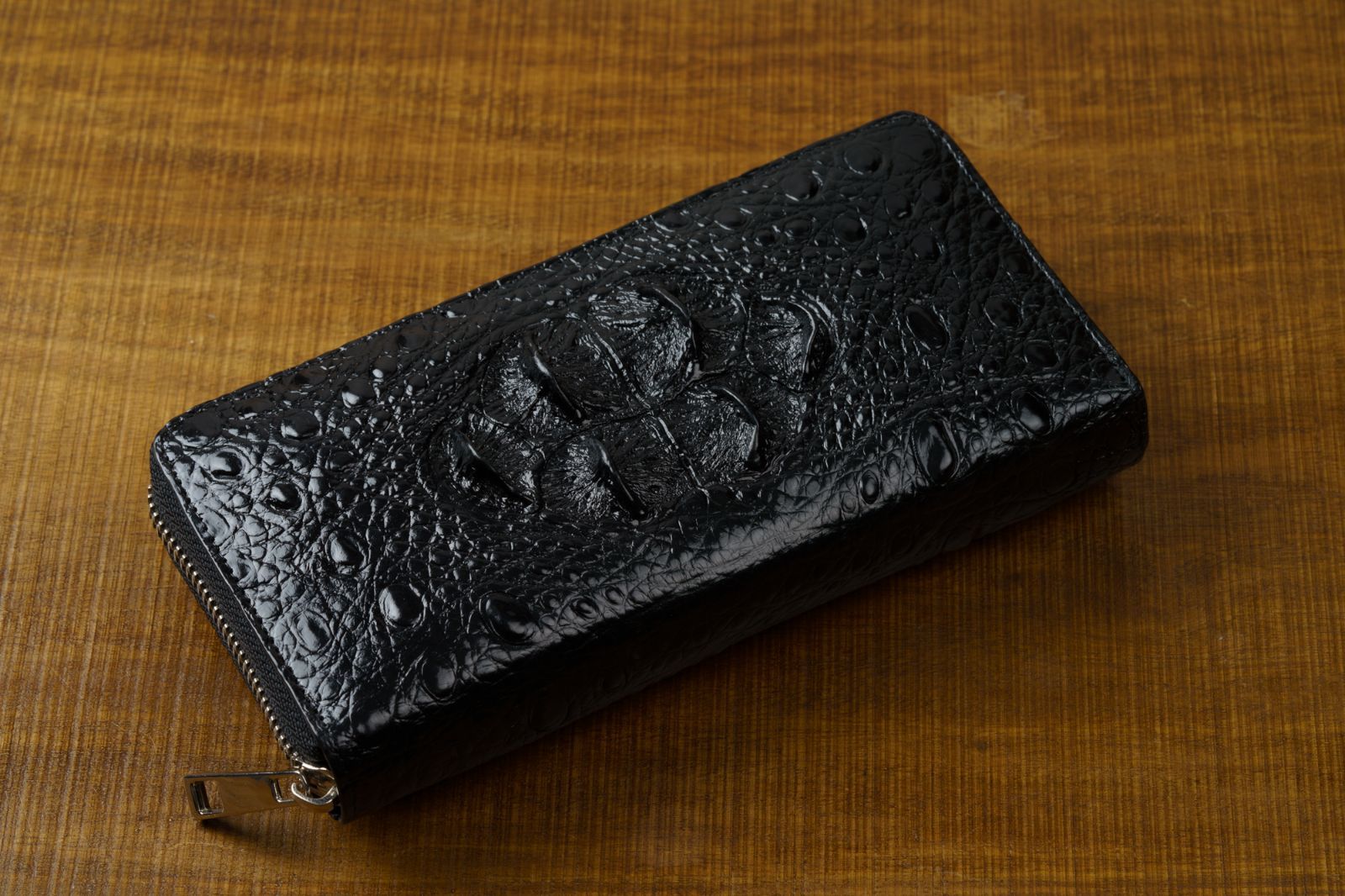 静かに財を呼び込む黒の格調 クラウン背革シャイニングクロコダイル長財布