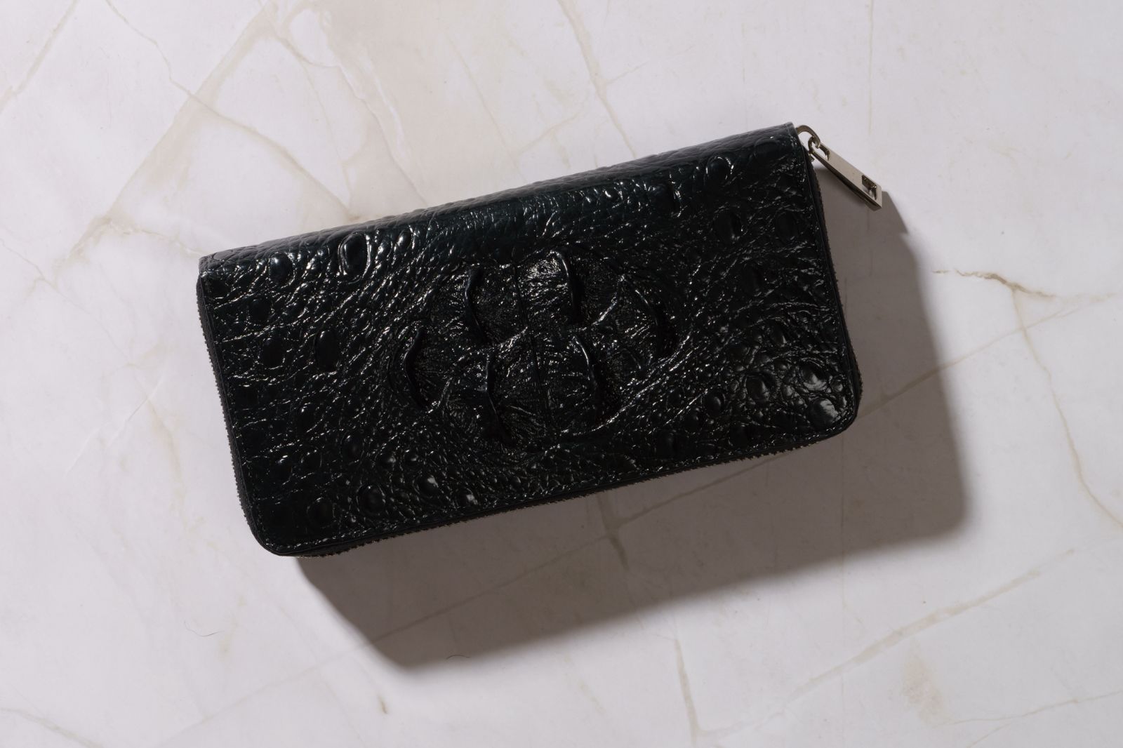 静かに財を呼び込む黒の格調