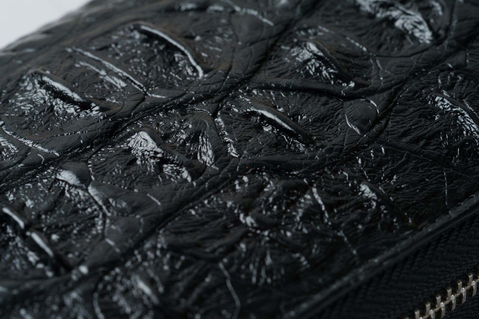 静かに財を呼び込む黒の格調 クラウン背革シャイニングクロコダイル長財布