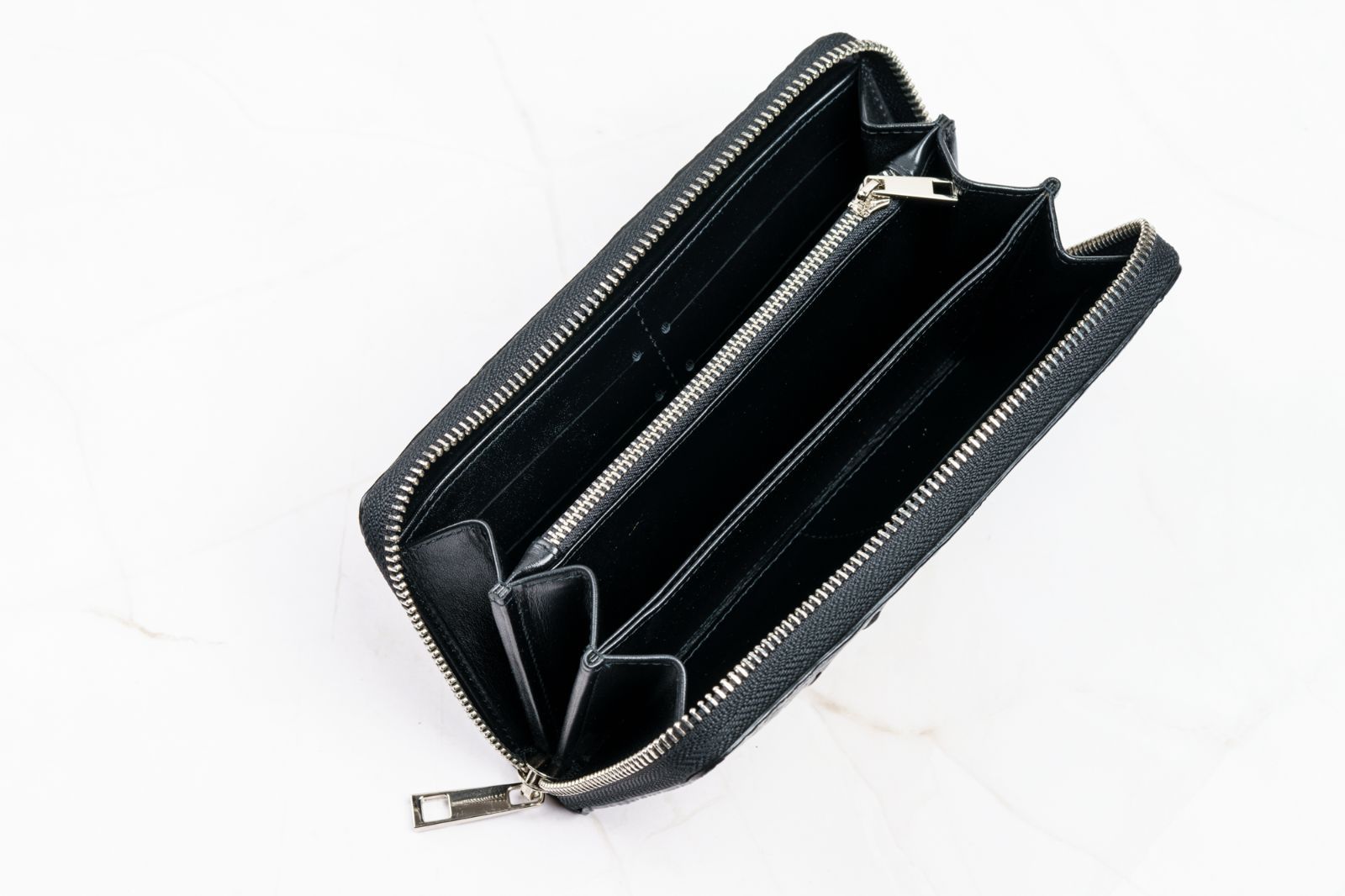 静かに財を呼び込む黒の格調 クラウン背革シャイニングクロコダイル長財布