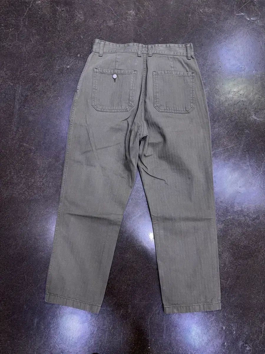 アナザーオフィス ヘリンボーン ピンタック オフィサー パンツ オリーブ