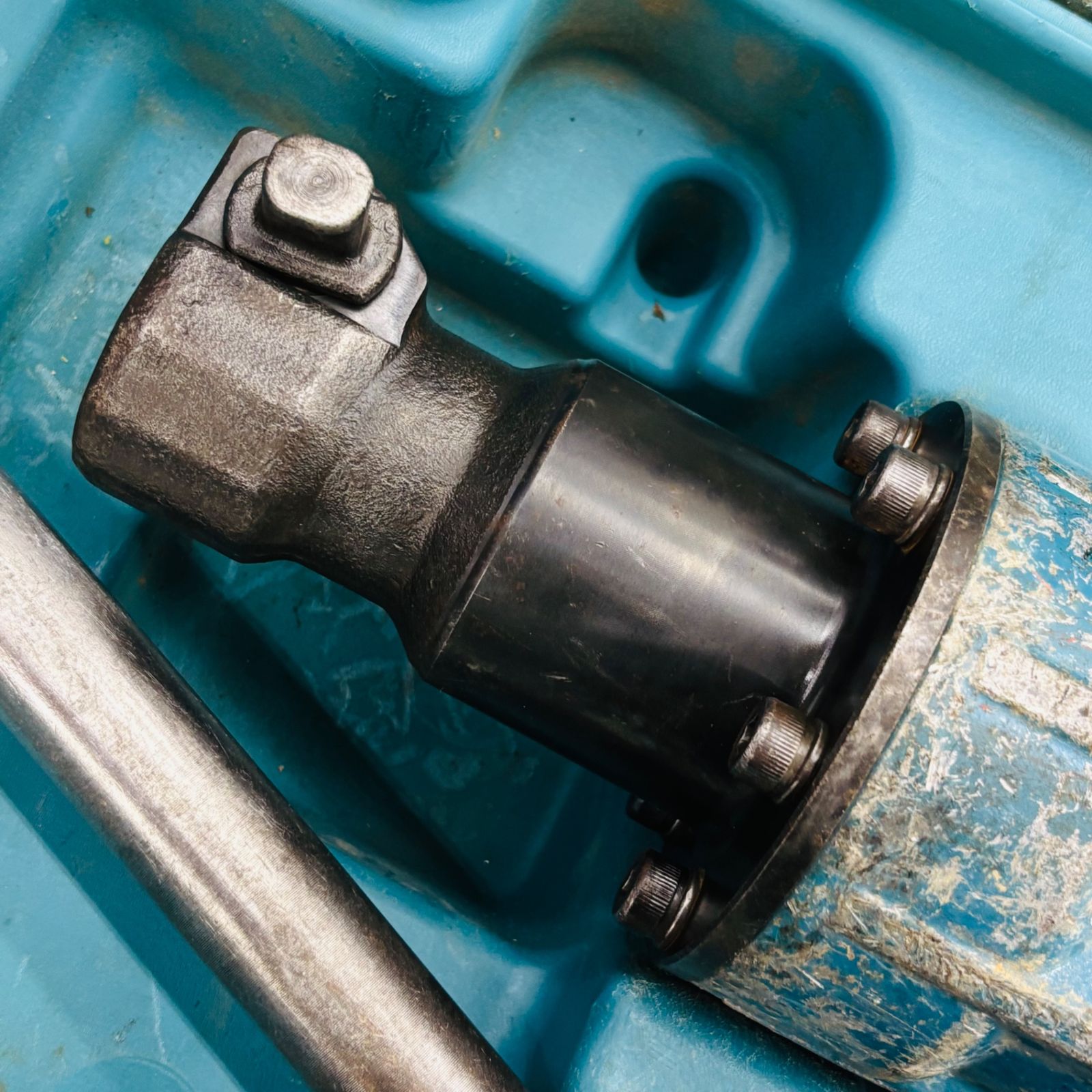  動作良好 makita マキタ 電動ハンマー HM 1317 C ブルポイント1本付き 電動ハンマー 電動工具 エア工具