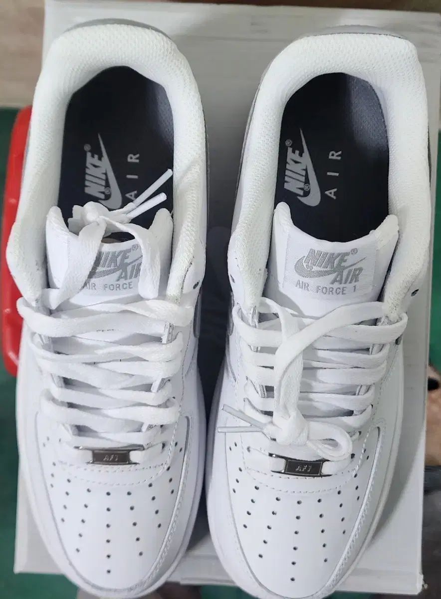 ナイキ エアフォース 1 07 白 スモーク グレー