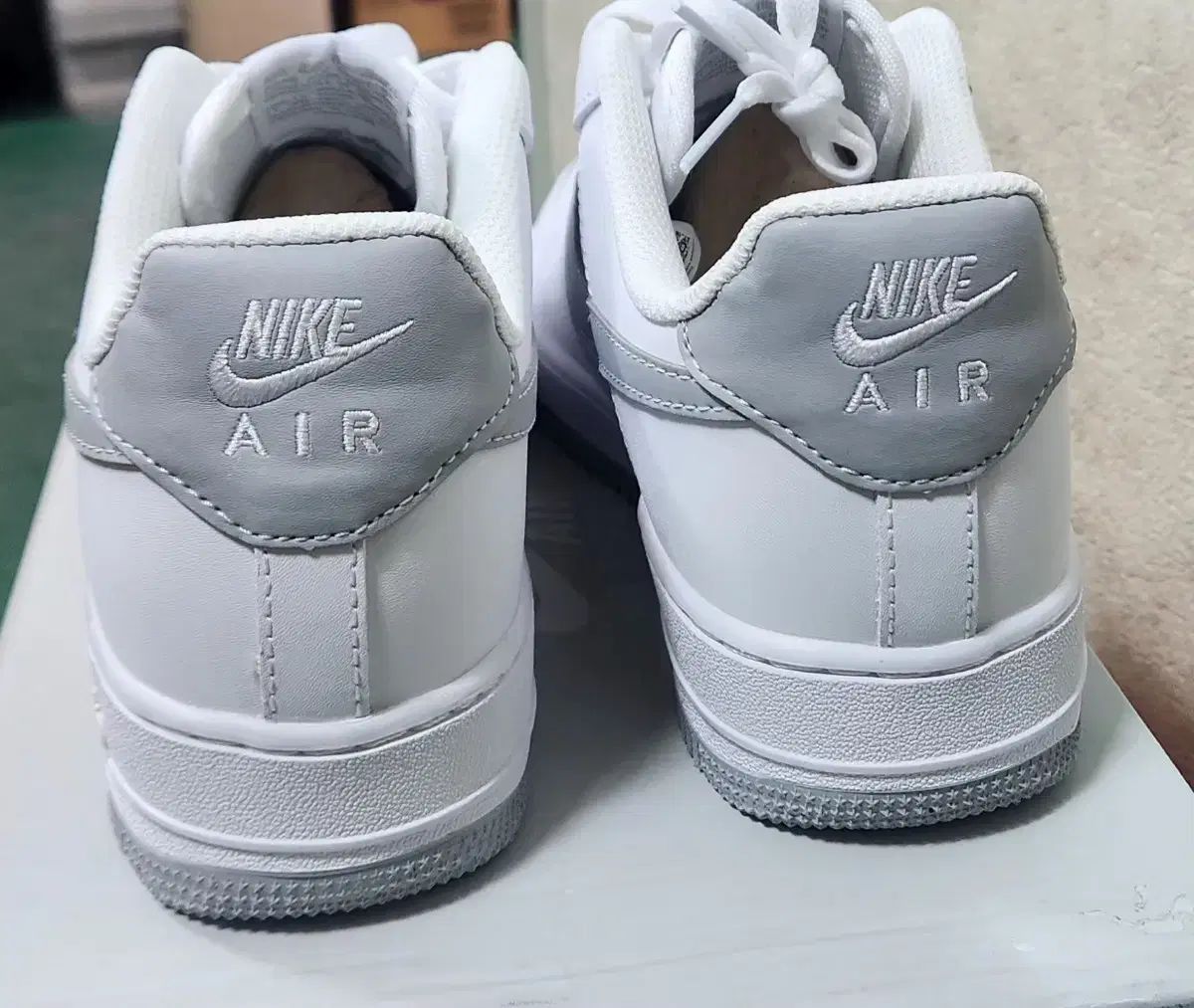 ナイキ エアフォース 1 07 白 スモーク グレー