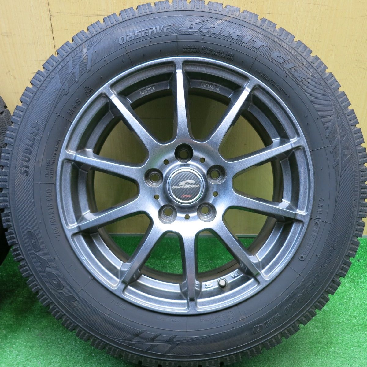 バリ溝 キレイ 9 5分 スタッドレス 205 65 R 16 トーヨー オブザーブ ガリット GIZ シュナイダー 16インチ PCD 114 3 5 H ス