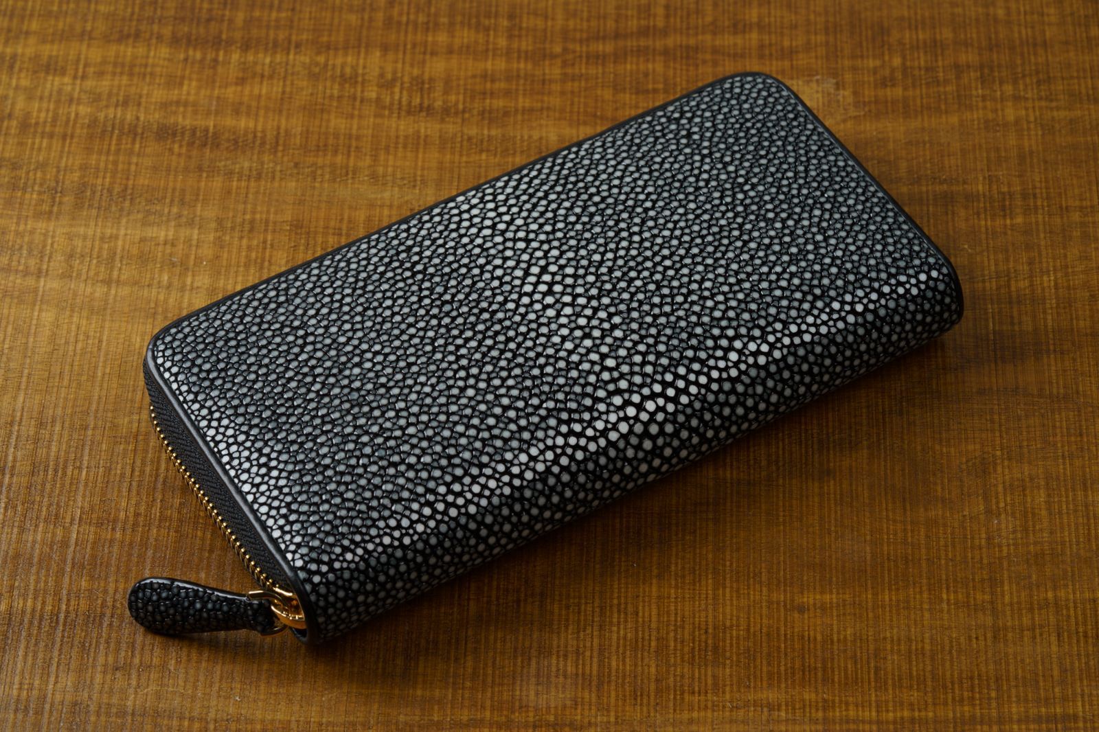 海の宝石を手元に纏う スターマークが輝くエイ革シャイニング長財布 ブラック