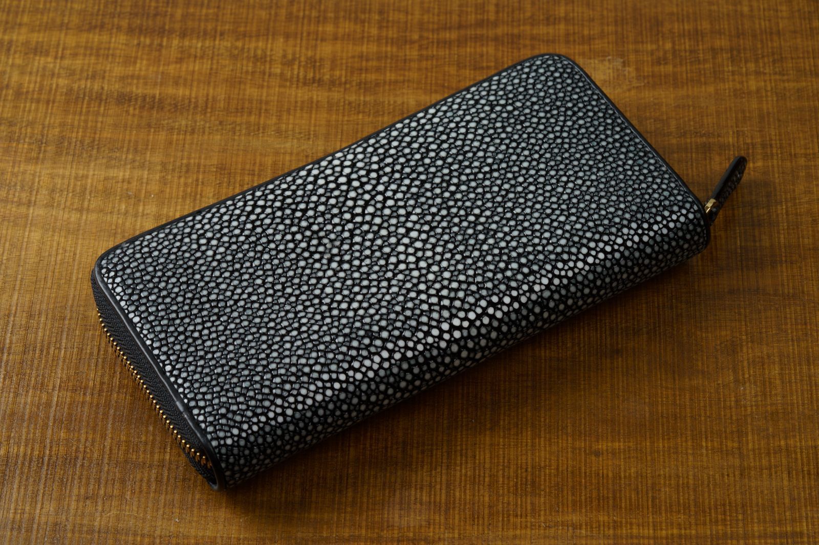 海の宝石を手元に纏う｜スターマークが輝くエイ革シャイニング長財布 ブラック