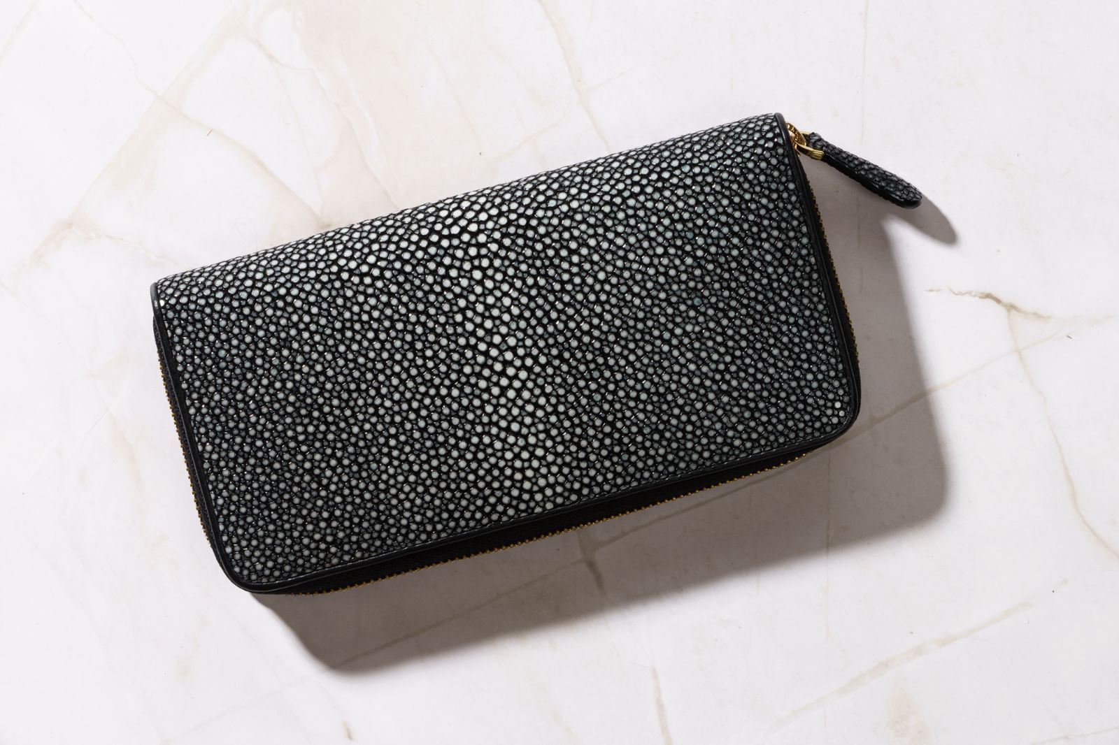 スターマークが輝くエイ革シャイニング長財布