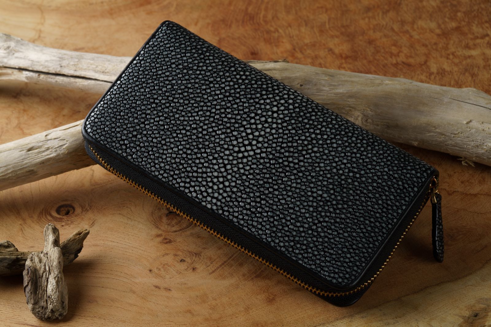 スターマークが輝くエイ革シャイニング長財布 ブラック