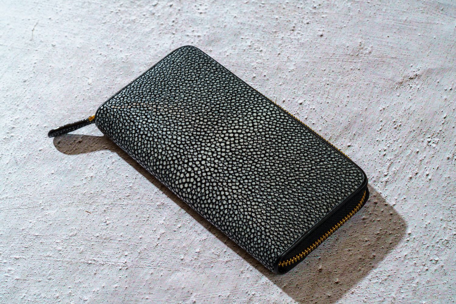 スターマークが輝くエイ革シャイニング長財布