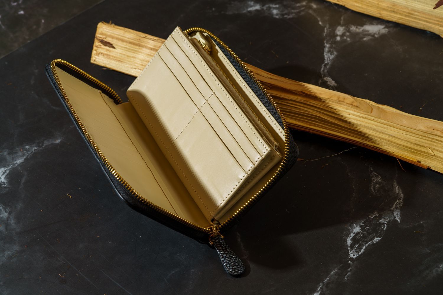 スターマークが輝くエイ革シャイニング長財布