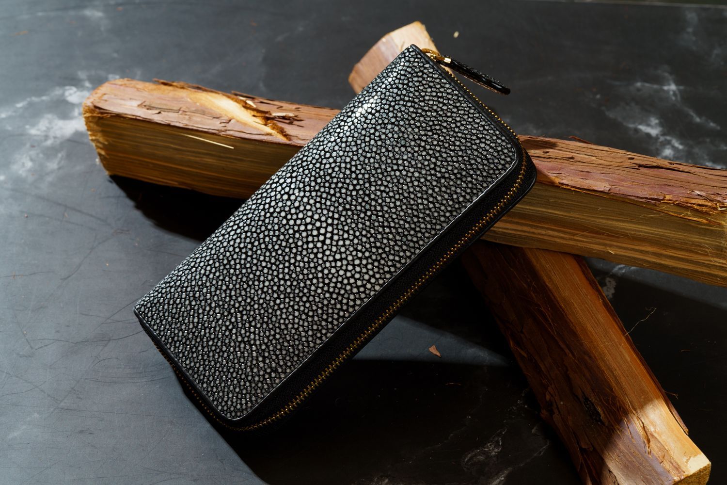 スターマークが輝くエイ革シャイニング長財布