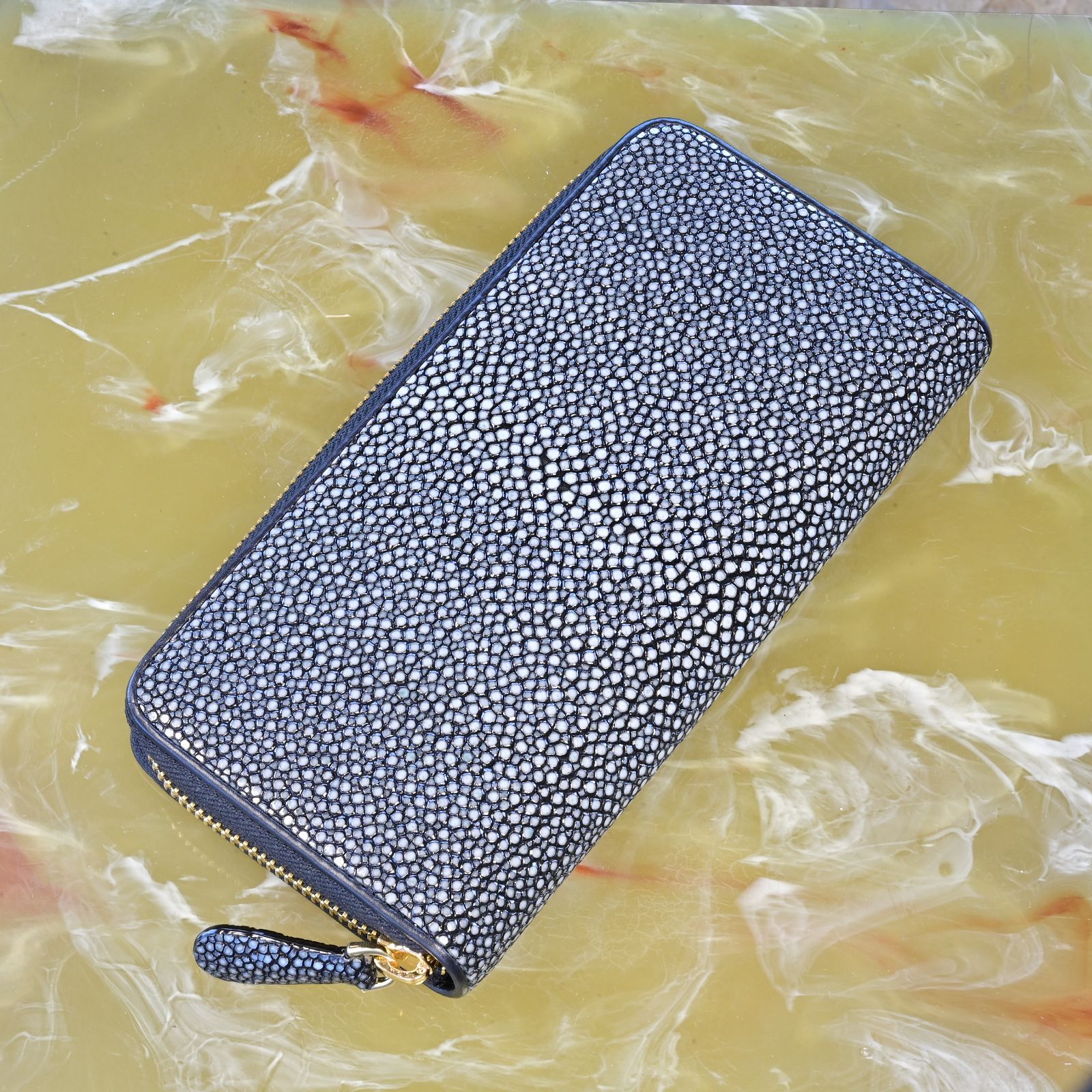 スターマークが輝くエイ革シャイニング長財布 ブラック