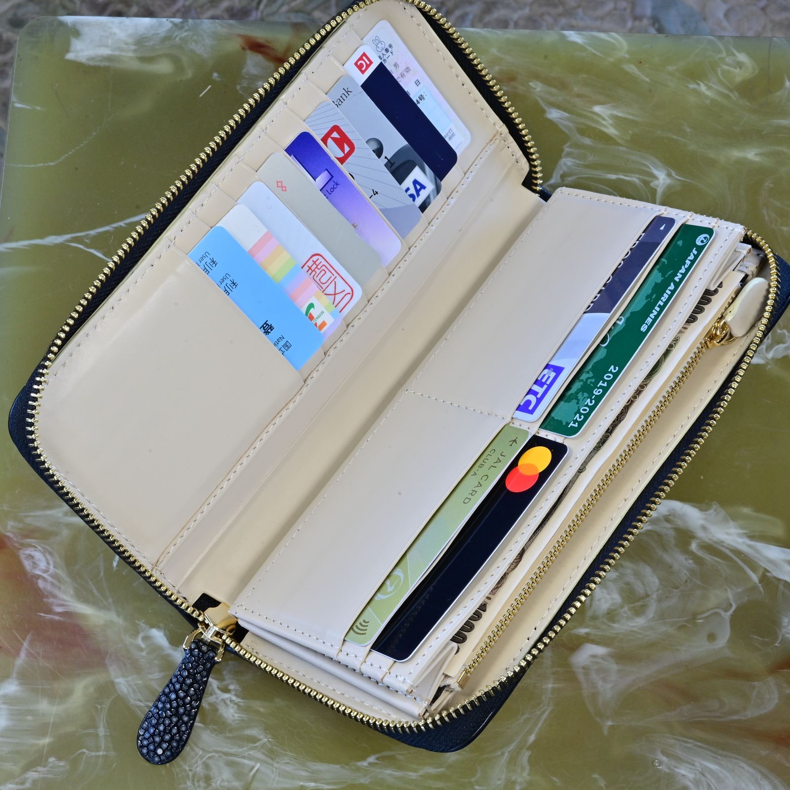  海の宝石を手元に纏う スターマークが輝くエイ革シャイニング長財布 ブラック 長財布 財布 ケース 小物入れ