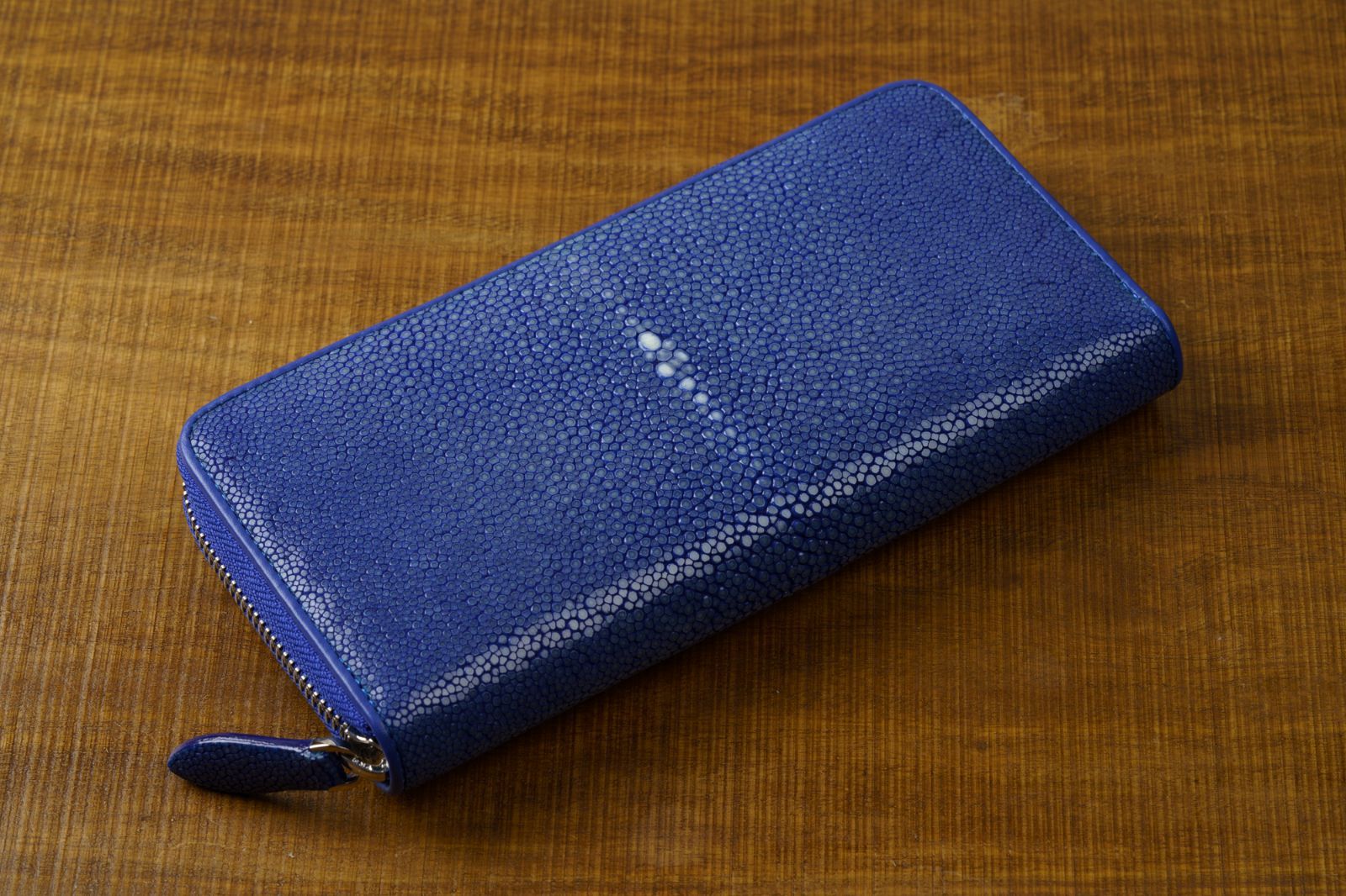 海の宝石が導く幸運と品格｜ブルーに輝くスティングレイ ラウンドファスナー長財布