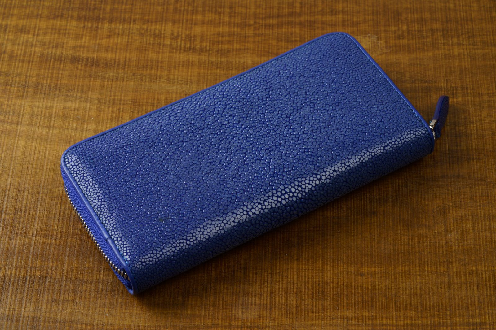 海の宝石が導く幸運と品格｜ブルーに輝くスティングレイ ラウンドファスナー長財布