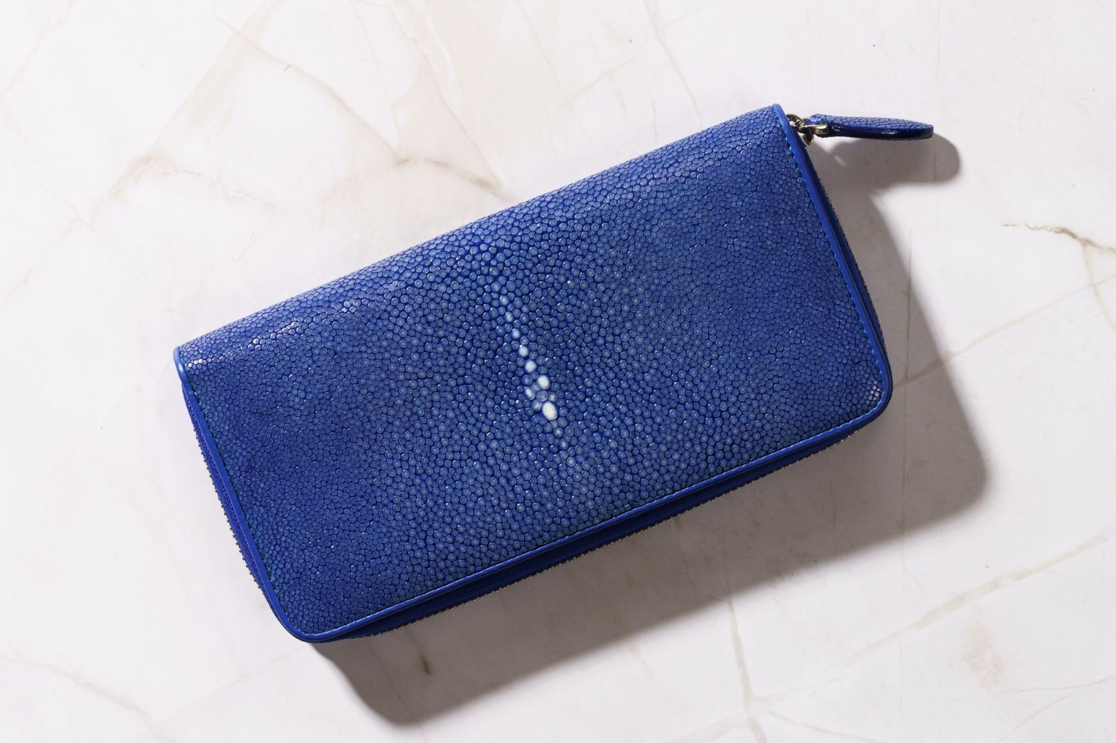 海の宝石が導く幸運と品格｜ブルーに輝くスティングレイ ラウンドファスナー長財布