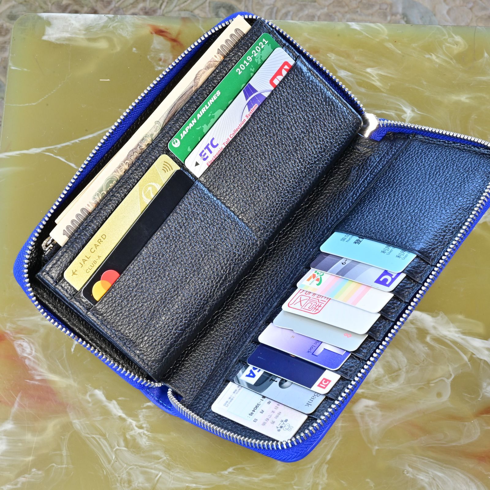 海の宝石が導く幸運と品格｜ブルーに輝くスティングレイ ラウンドファスナー長財布