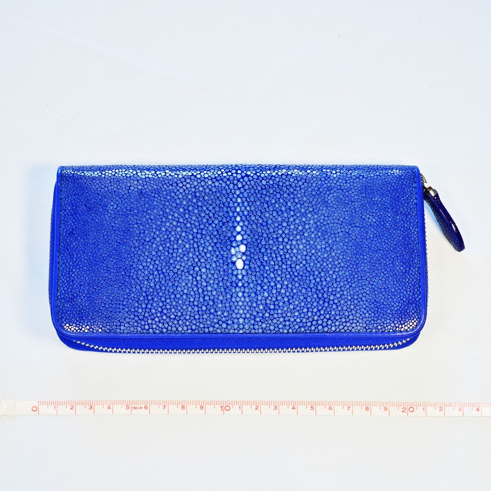 海の宝石が導く幸運と品格｜ブルーに輝くスティングレイ ラウンドファスナー長財布