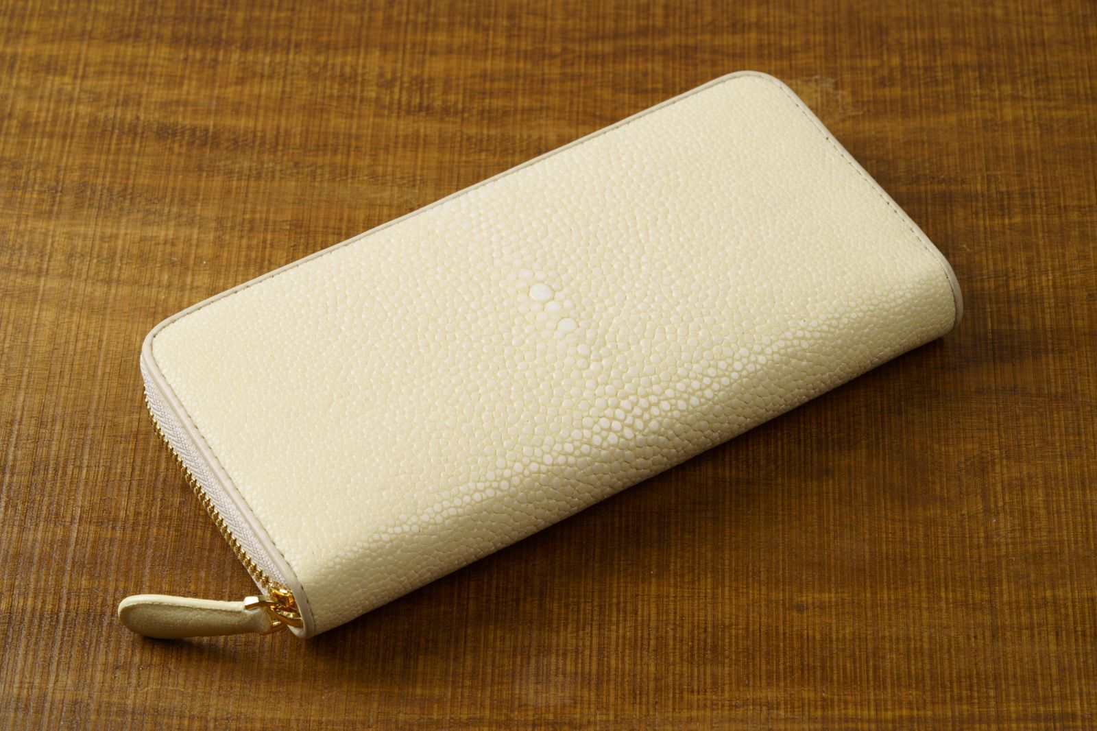 革の宝石が放つ静かな品格と浄化の力 アイボリーホワイト スティングレイ長財布