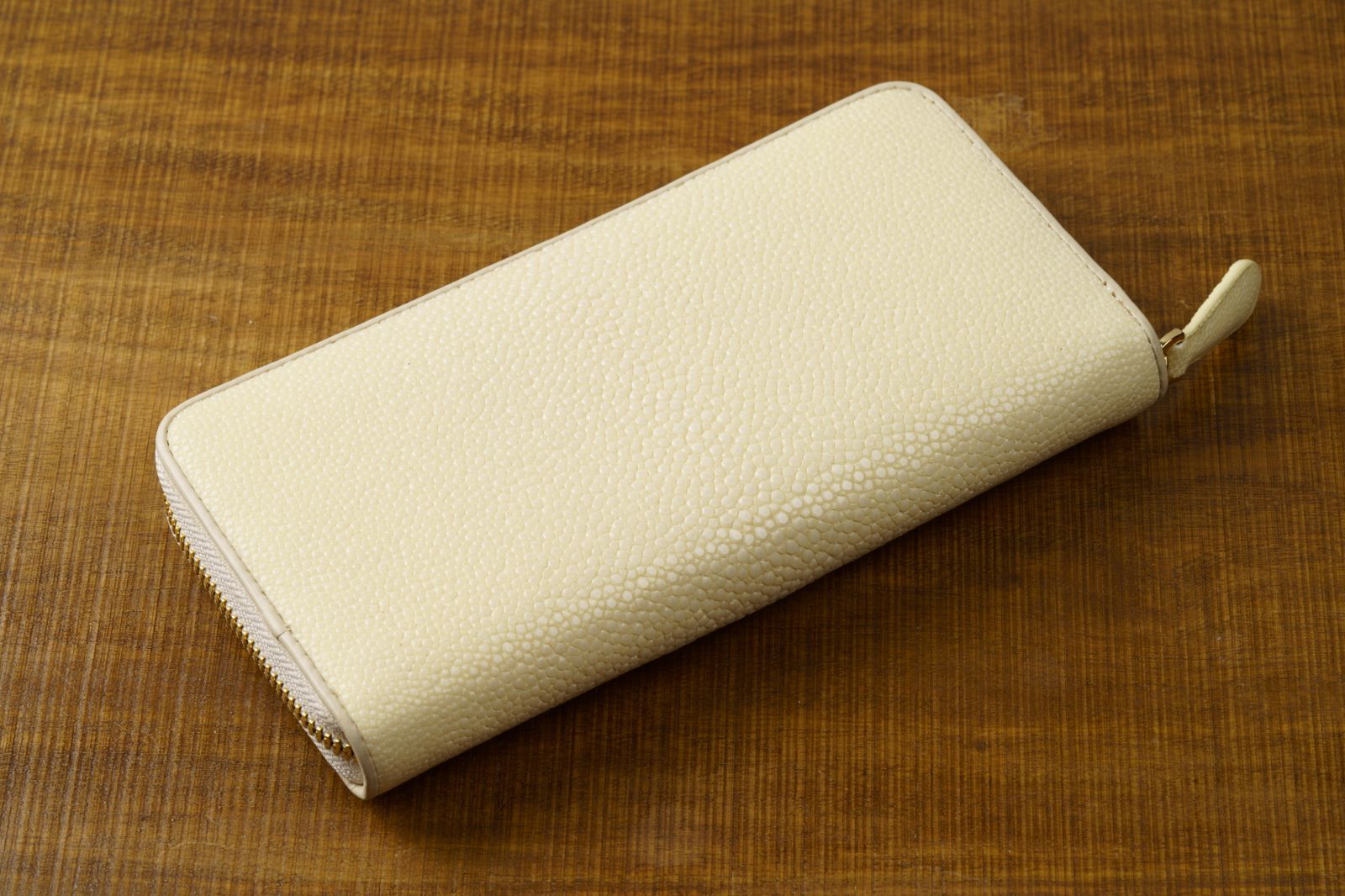 革の宝石が放つ静かな品格と浄化の力｜アイボリーホワイト スティングレイ長財布