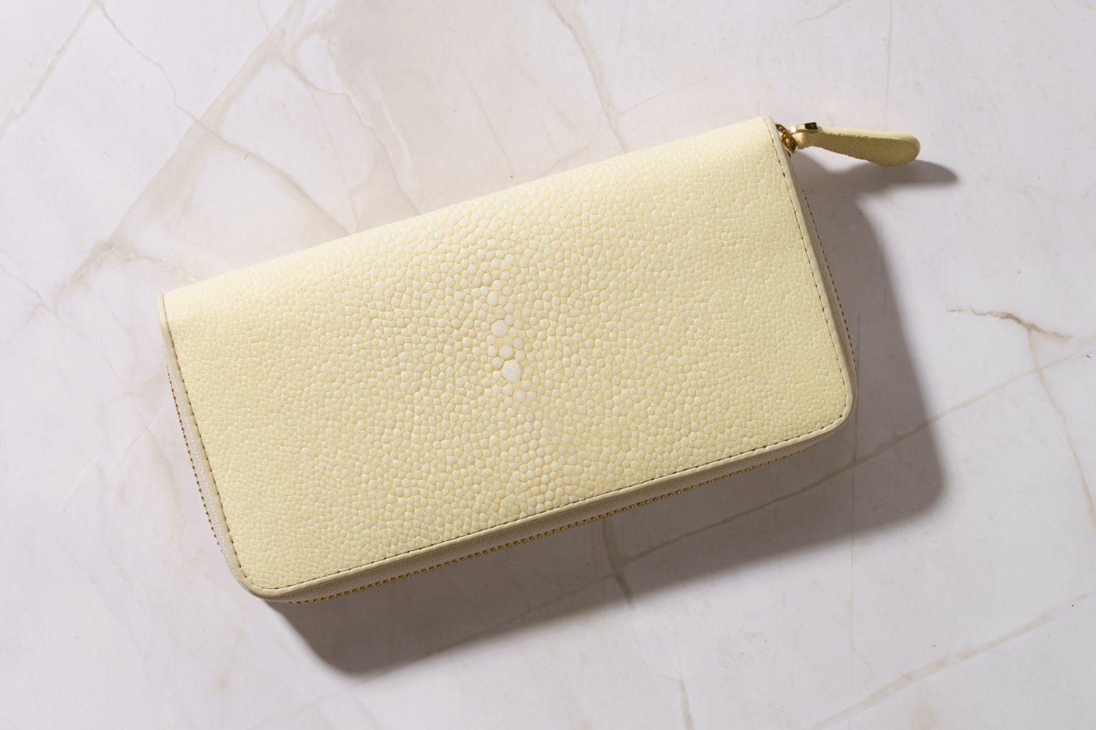 革の宝石が放つ静かな品格と浄化の力｜アイボリーホワイト スティングレイ長財布