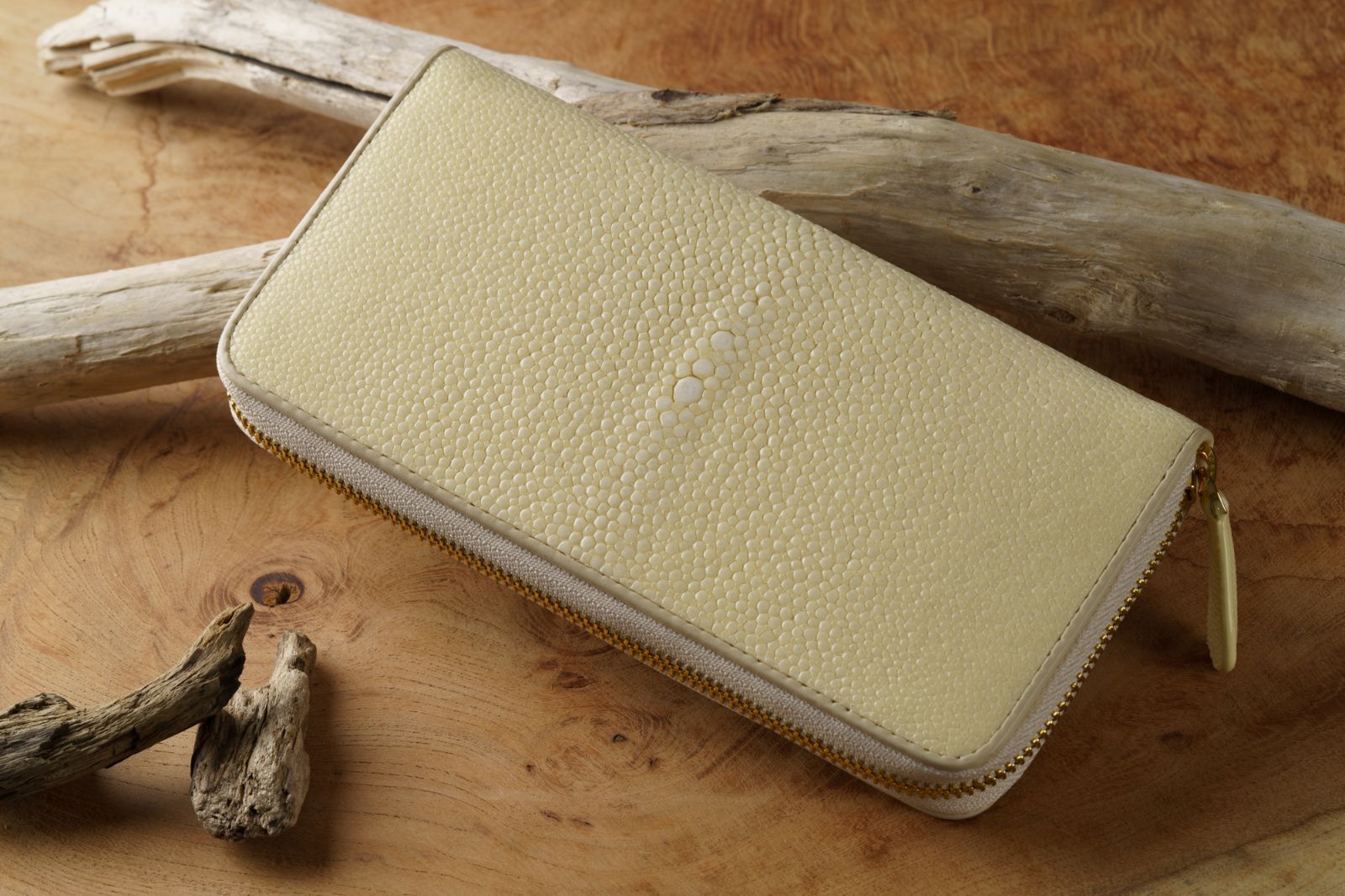 革の宝石が放つ静かな品格と浄化の力｜アイボリーホワイト