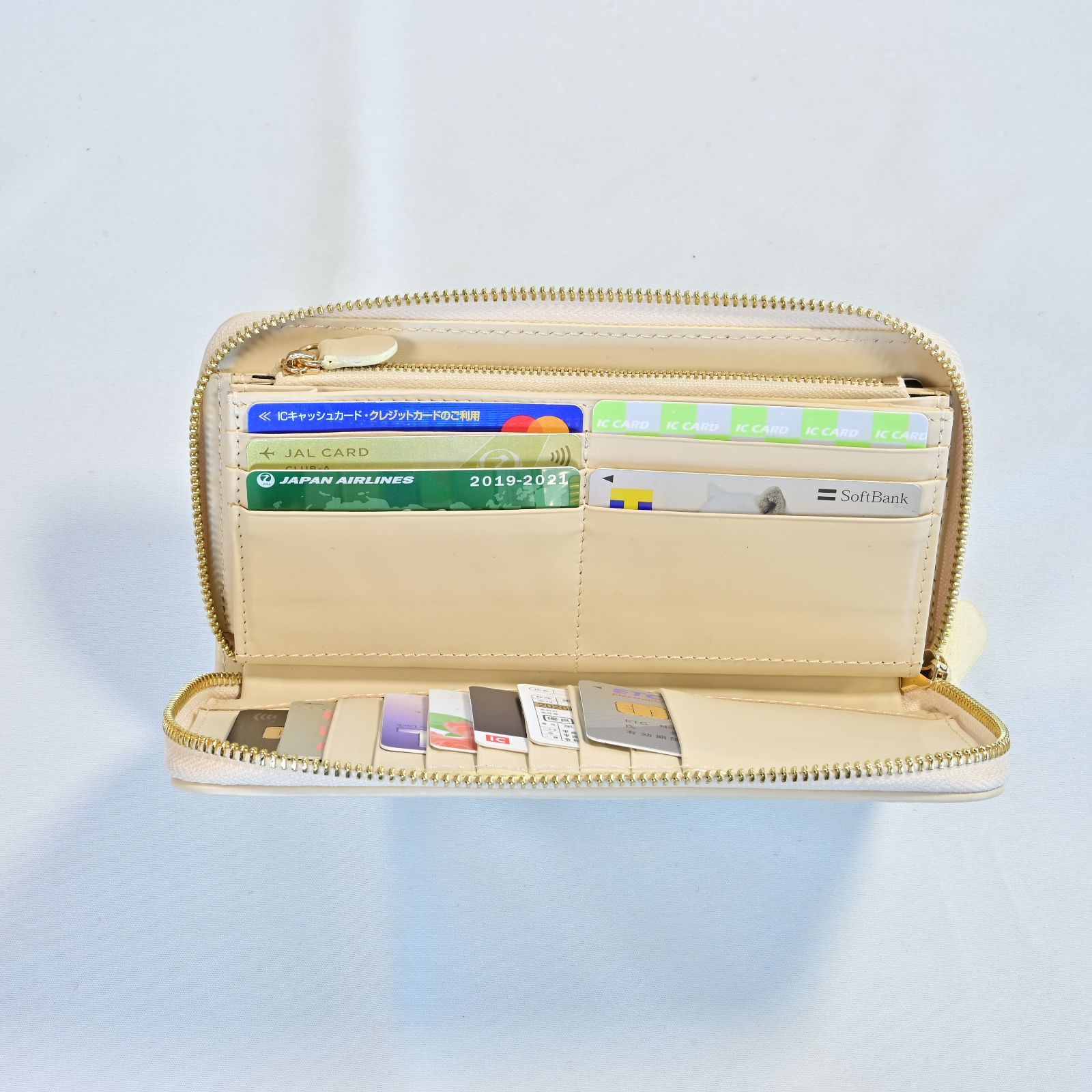 革の宝石が放つ静かな品格と浄化の力｜アイボリーホワイト