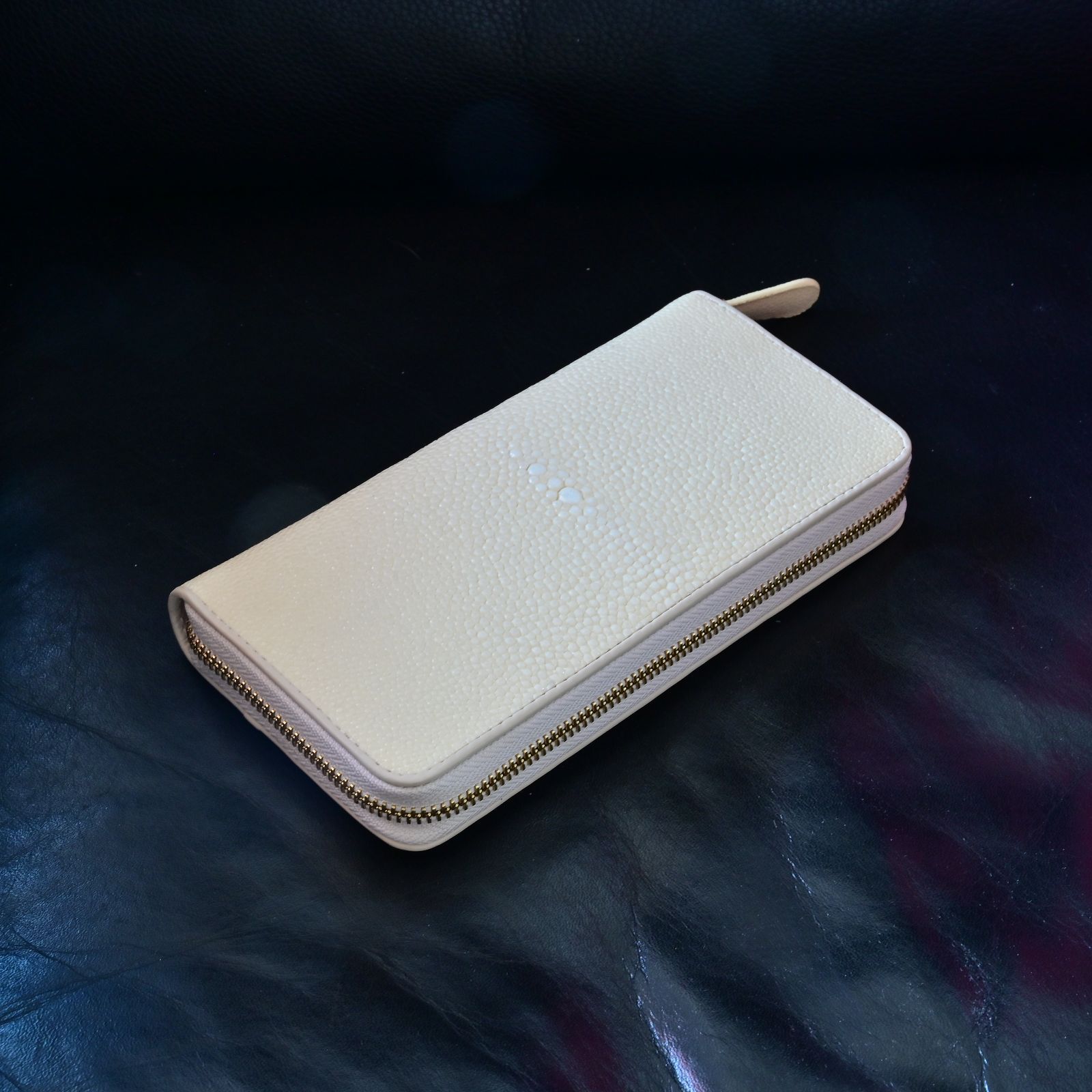 革の宝石が放つ静かな品格と浄化の力｜アイボリーホワイト スティングレイ長財布