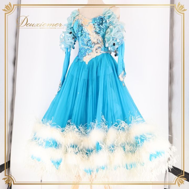 社交ダンス 衣装 スタンダード ドレス ワンピース 青 水色 ファー フリル プリーツ デモ 競技 パーティ 発表会 ブルー系 ホワイト系 鮮やか おしゃれ 豪華 スカート コスチューム 女性用 ダン