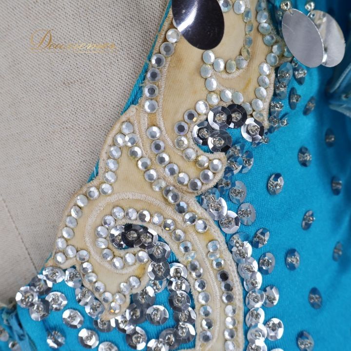 社交ダンス 衣装 ドレス ワンピース 青 水色 ファー フリル プリーツ デモ 競技 パーティ 発表会 ブルー系 ホワイト系 鮮やか おしゃれ 豪華 スカート コスチューム 女性用 ダンス用品 競技用 イベント用 ステージ衣装 パフォーマンス用 ドレス ダンス衣装 社交ダンス ダンス バレエ