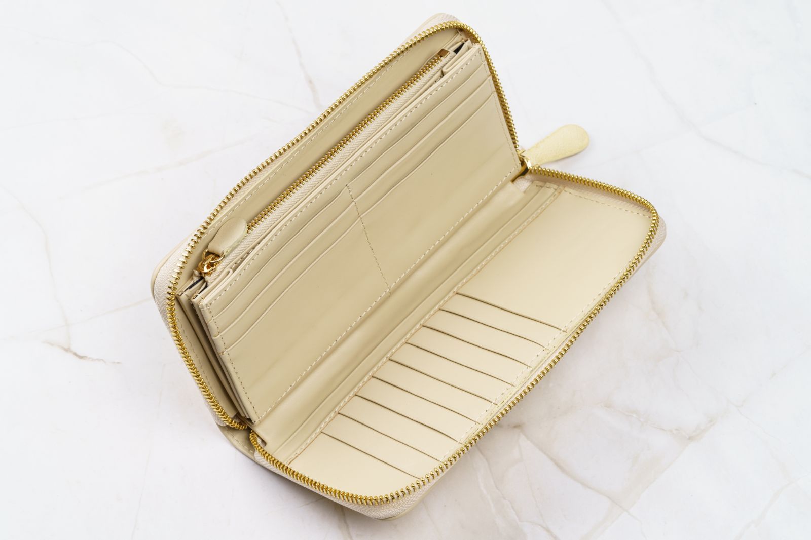  革の宝石が放つ静かな品格と浄化の力｜アイボリーホワイト スティングレイ長財布 長財布 財布 ケース 小物入れ