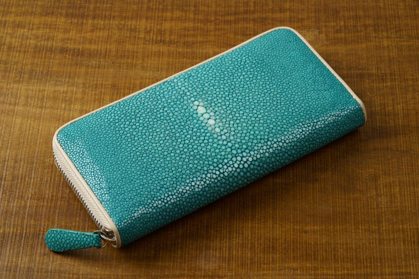 海の宝石が宿す繁栄の輝き｜エメラルドグリーン スティングレイ ラウンドファスナー長財布