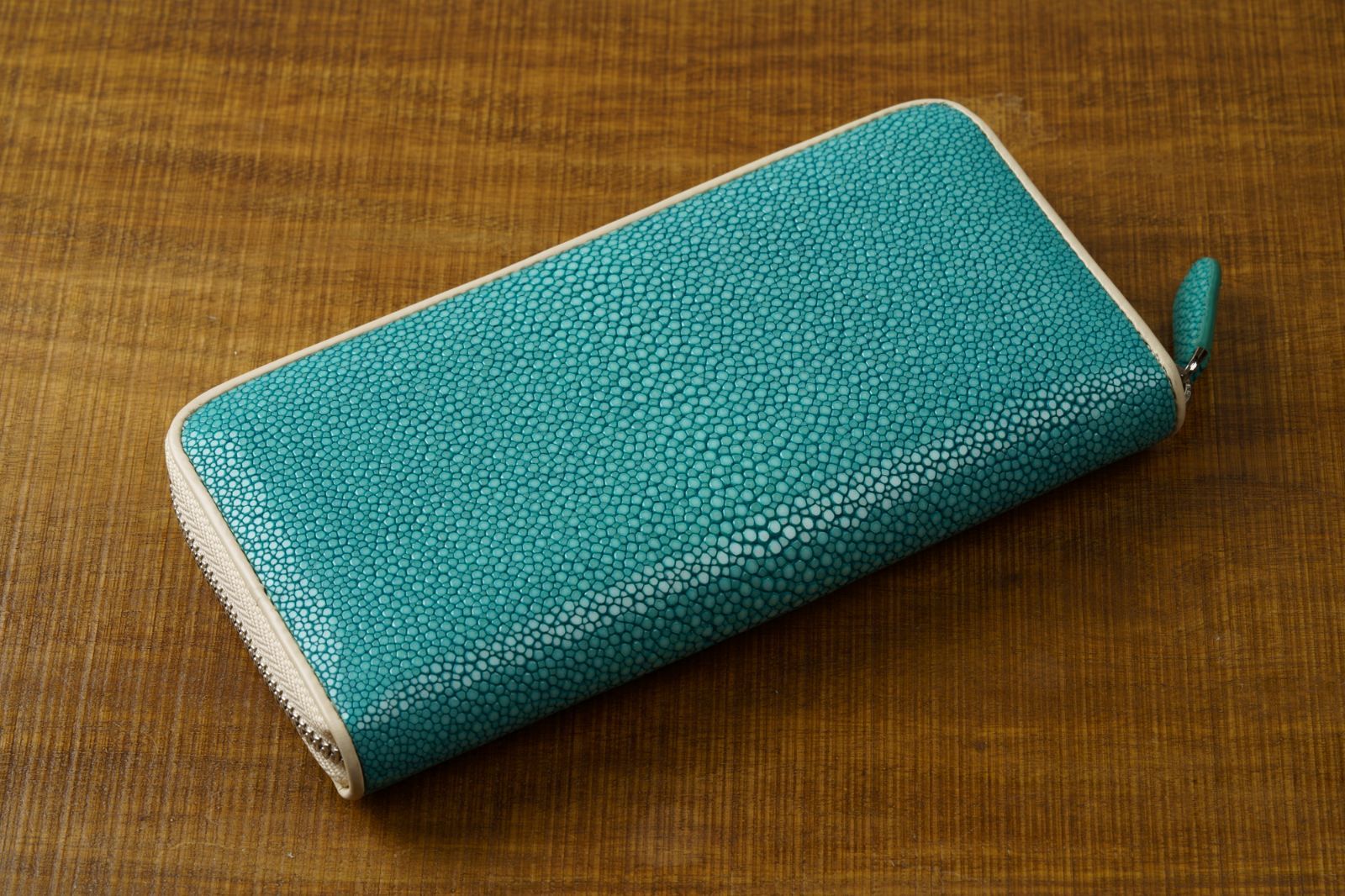 海の宝石が宿す繁栄の輝き｜エメラルドグリーン スティングレイ ラウンドファスナー長財布