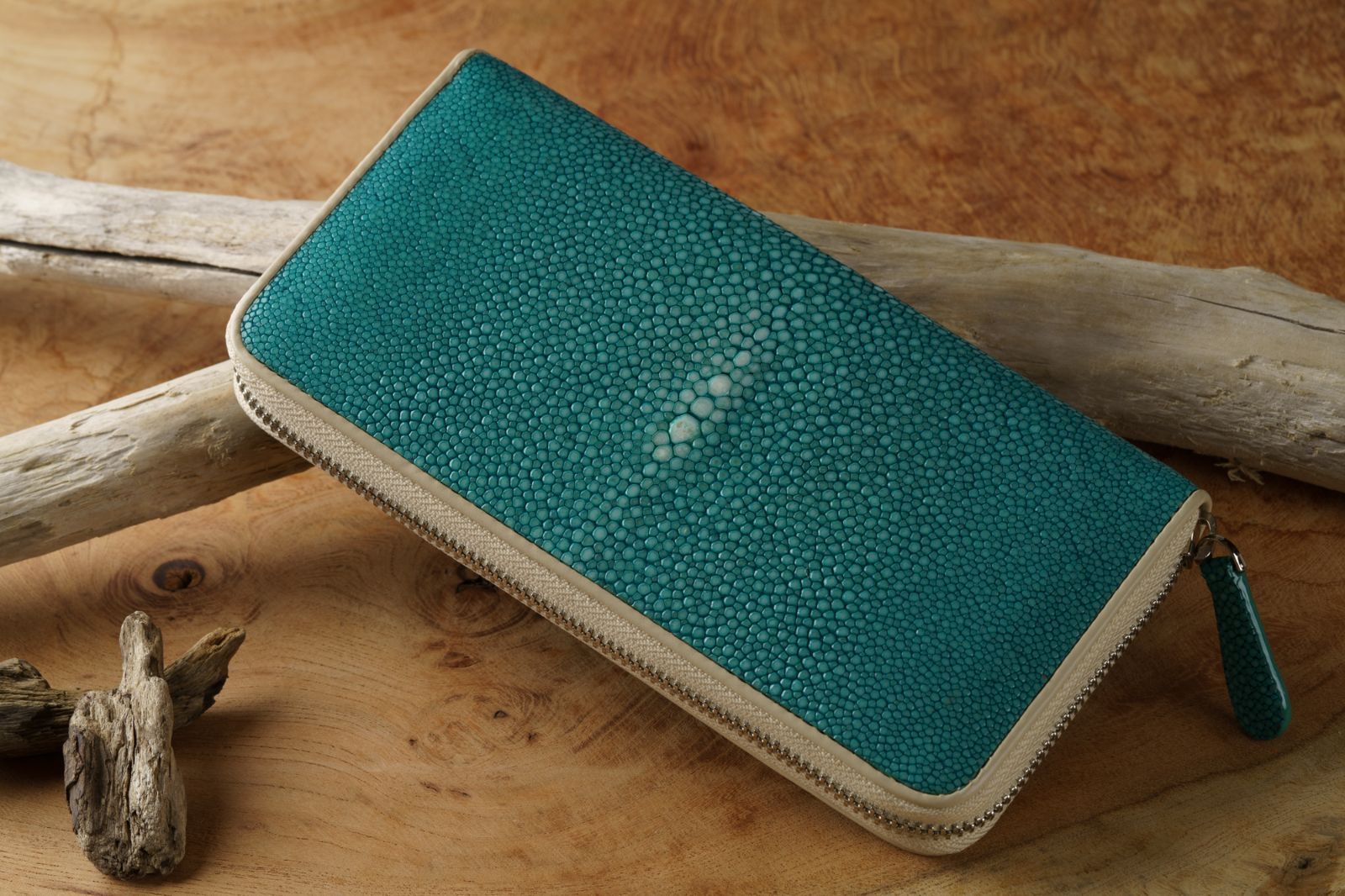 海の宝石が宿す繁栄の輝き エメラルドグリーン