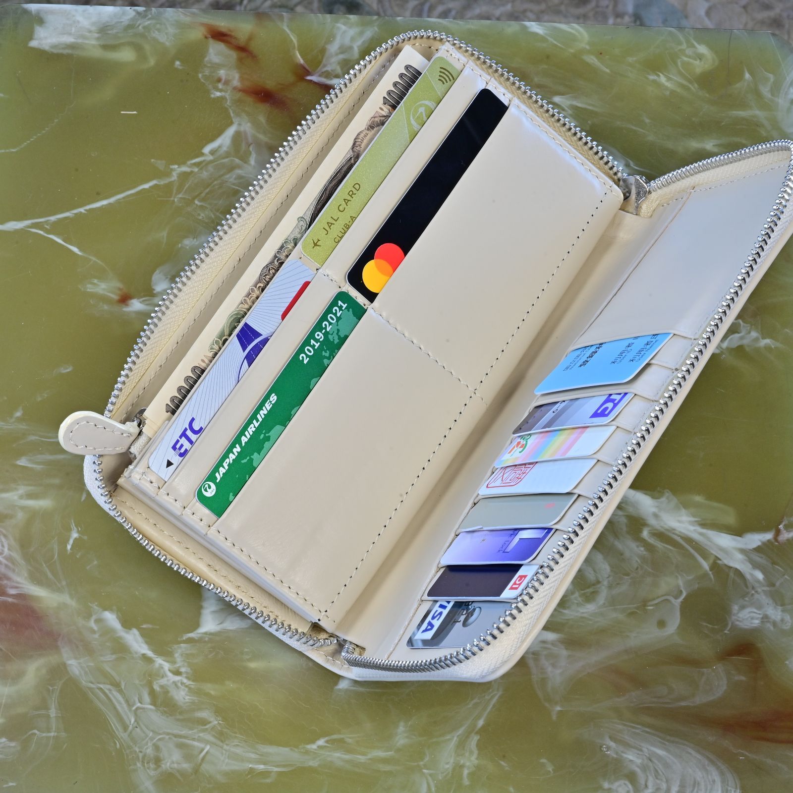 海の宝石が宿す繁栄の輝き エメラルドグリーン