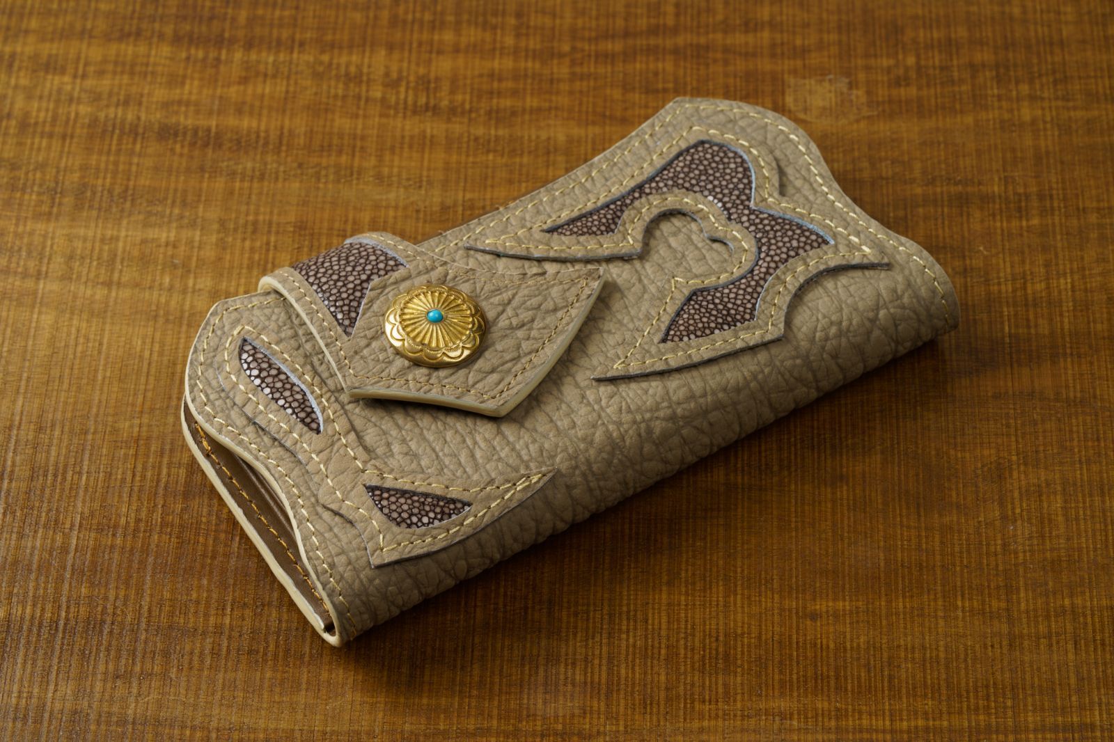 海の宝石を纏う重厚美 スティングレー ゴールドコンチョ バイカーズウォレット